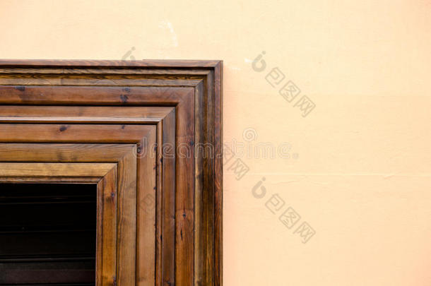 深色木制封闭窗户与浅色奶油墙形成对比