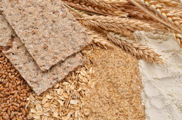 干饮食脆面包与新鲜耳朵小麦，干豆小麦，面粉，整体小麦面粉和小麦片。 来自原材料