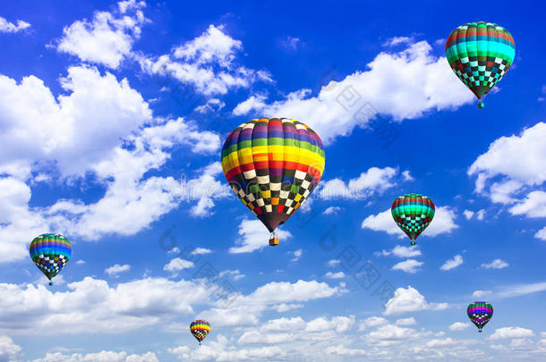 气球热气球美丽的五颜六色在广阔的天空中飞翔