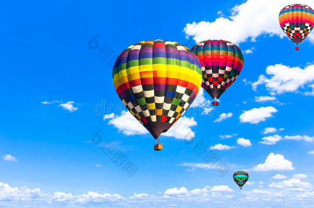 气球热气球美丽的五颜六色在广阔的天空中飞翔