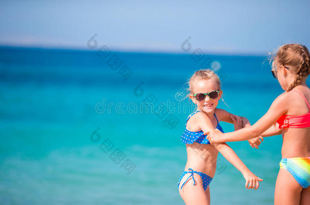 暑假期间可爱的小女孩。 孩子们喜欢他们在希腊的旅行