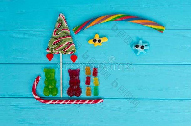 欢快的图片，美味的果冻糖果的形状，熊雪橇和树木