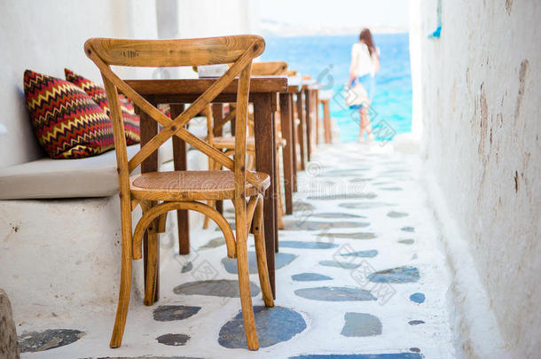 美丽的典型希腊户外咖啡馆在米科诺斯与惊人的海景在克莱兹群岛