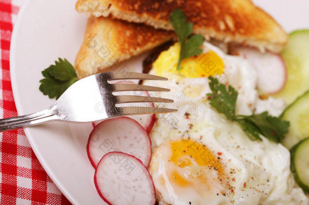 煎鸡蛋和吐司-美味的早餐