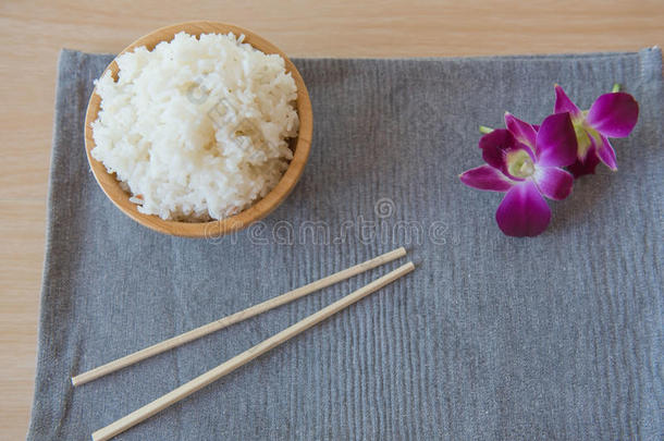 把米饭放在木碗里，筷子放在煮筷子。