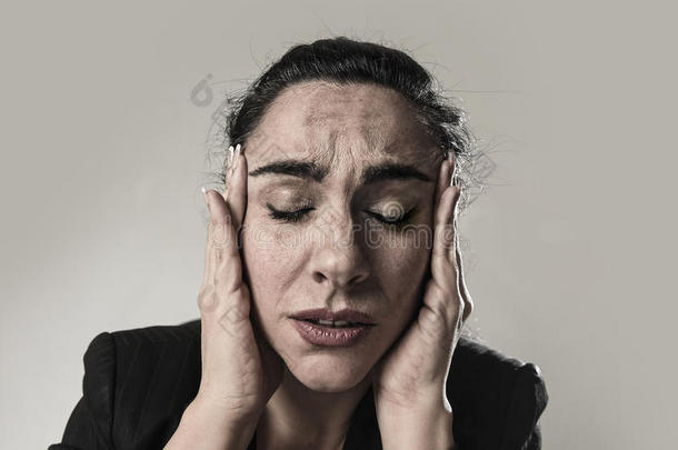 商务妇女在办公室西装遭受偏头痛和强烈头痛