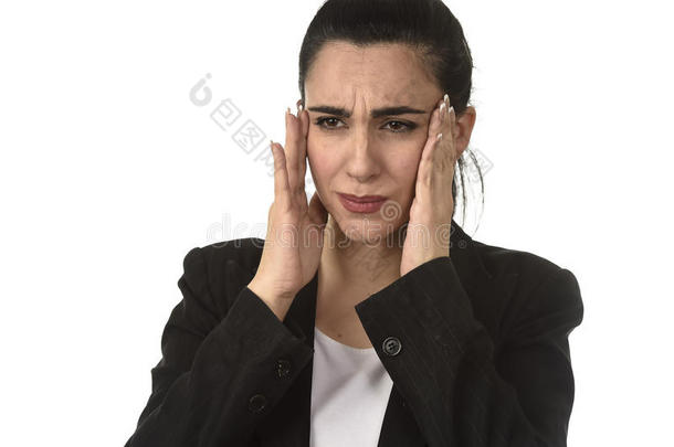 商务妇女在办公室西装遭受偏头痛和强烈头痛与手指在她的节奏
