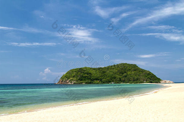 美丽的热带海滩和海上蓝天在假期的暑假