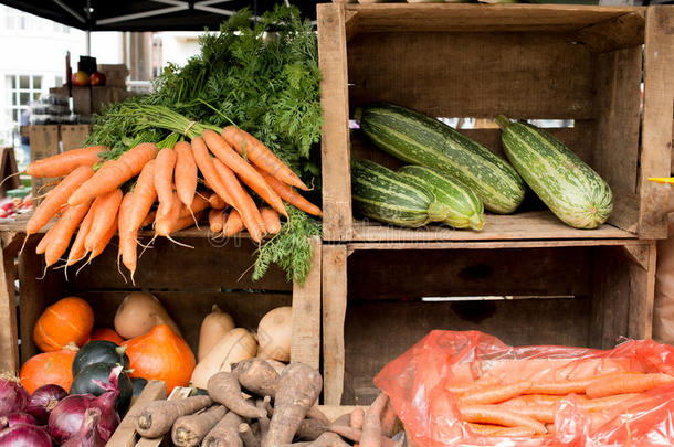 在户外市场上用板条箱分类的新鲜蔬菜