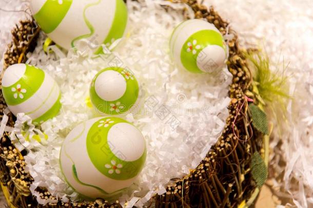 复活节装饰品和一些绿色的鸡蛋