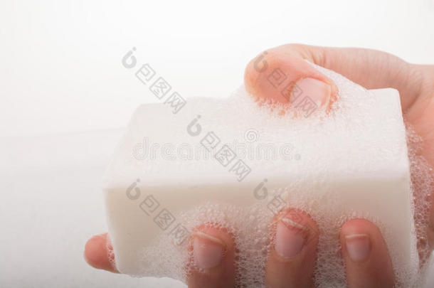 孩子用肥皂洗手