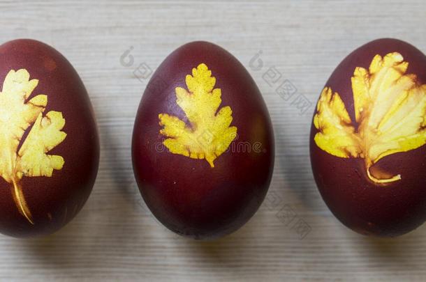 复活节鸡蛋与图片在木制背景