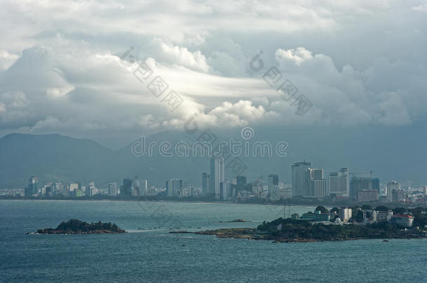 越南日落时的海岸城市Nhatrang。