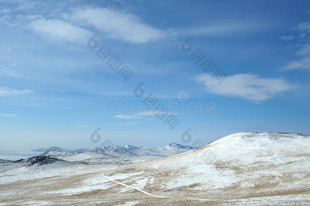 清晨日出在塔齐兰斯泰普斯。 白雪覆盖的山丘在紫外线的阴影中着色。