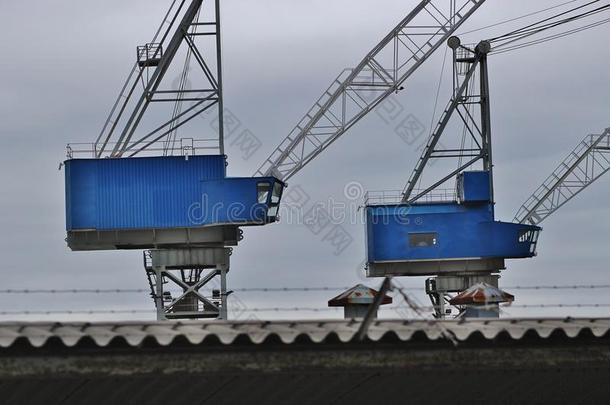 挪威海格松德沿海城镇造船厂的起重机。