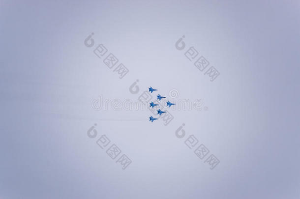 空中表演在克拉斯诺达尔机场飞行学校上空。 为保卫<strong>祖国</strong>而举行的航展。 米格-29在天空中。
