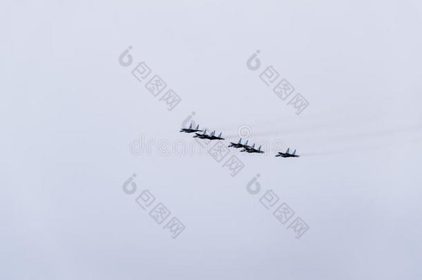 空中表演在克拉斯诺达尔机场飞行学校上空。 为保卫<strong>祖国</strong>而举行的航展。 米格-29在天空中。