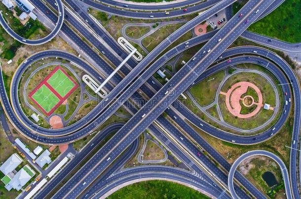 空中景观道路环形交叉路口与停车场在泰国。街道大型美丽的市中心在夜间。城市景观。