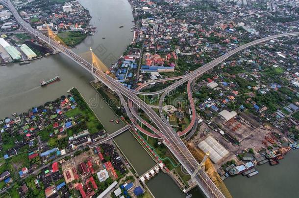 鸟瞰道路环形交叉路口与停车场在泰国。布米波尔