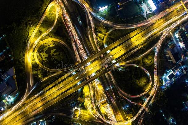 空中景观道路环形交叉路口与停车场在泰国。街道大型美丽的市中心在夜间。城市景观。