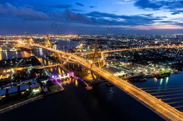 鸟瞰道路环形交叉路口与停车场在泰国。布米波尔