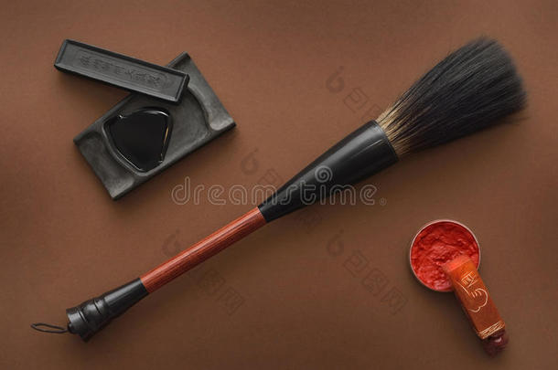 中国画用的工具有毛笔、砚台和邮票