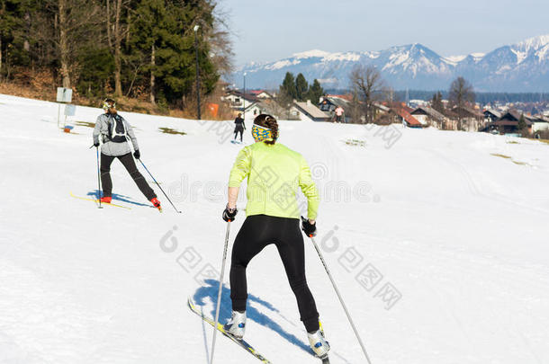 几个女孩在越野滑雪赛道上玩得很开心。