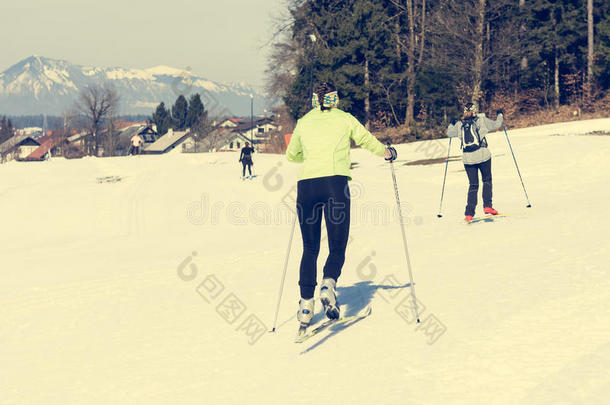 几个女孩在越野滑雪<strong>赛道</strong>上玩得很开心。