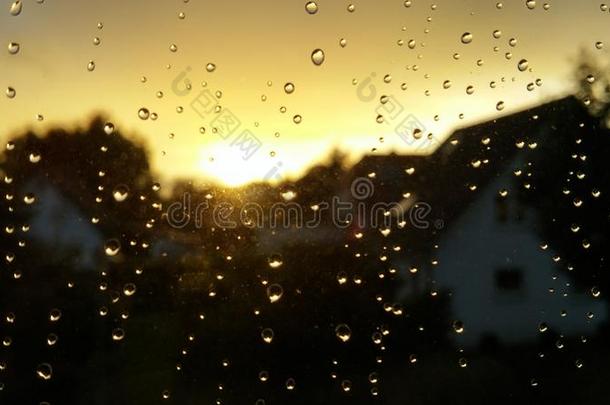 雨滴下雨天空日落窗口