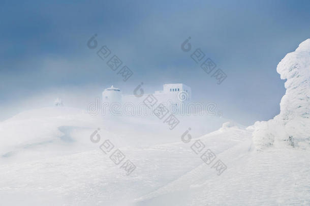 美丽的冬季景观与雪山和废弃的<strong>天文台</strong>