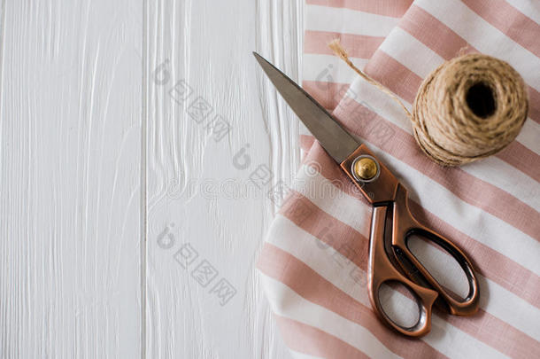 漂亮的剪刀，条纹织物和缠绕线轴