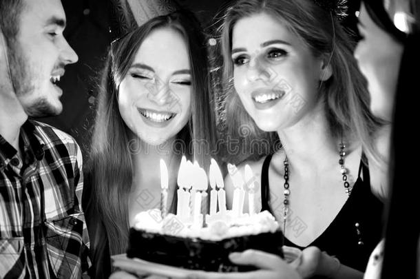 黑白照片的快乐朋友生日聚会蜡烛蛋糕。