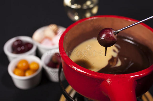 红锅上有葡萄的巧克力火锅