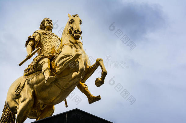 德累斯顿金色骑手户外纪念碑在冬季阴天