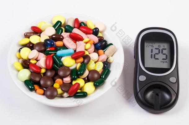 血糖仪与结果糖水平和堆药丸和胶囊，糖尿病，保健概念