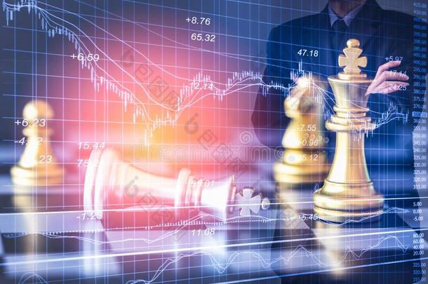数字股票市场金融和国际象棋背景的商人。 数字业务和股票市场金融在LED上。 双倍