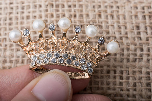 金色皇冠模型与假珍珠