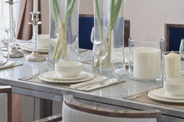 现代风格餐厅大理石餐桌上的优雅桌子