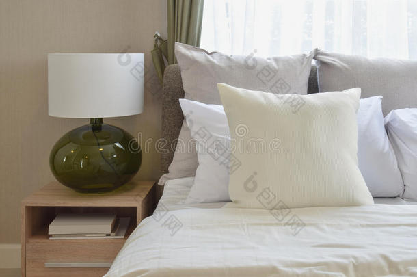 卧室室内设计，床上有白色枕头和装饰灯
