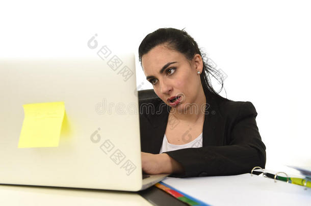 穿着西装的有魅力的女人在办公室的电脑桌上工作很累很无聊，看上去很<strong>难过</strong>