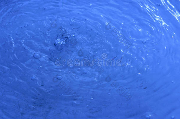 蓝色的水滴-飞溅的水滴与小波浪