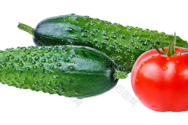 新鲜蔬菜、番茄和黄瓜在白色上分离