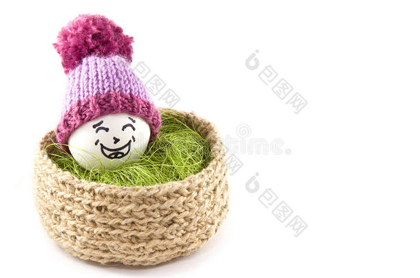 篮子里的复活节鸡蛋。 带有POM的<strong>针织帽子</strong>中的表情符号。 黄麻<strong>针织</strong>篮子，剑麻绿色。 手工制作。