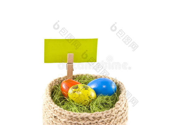 篮子里的复活节鸡蛋。画鹌鹑蛋。 黄麻针织篮子，剑麻绿色。