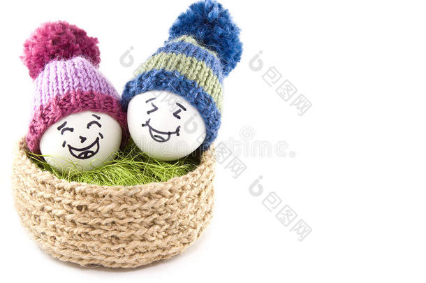 篮子里的复活节鸡蛋。 带有POM的针织帽子中的表情符号。 黄麻针织篮子，剑麻绿色。 手工制作。