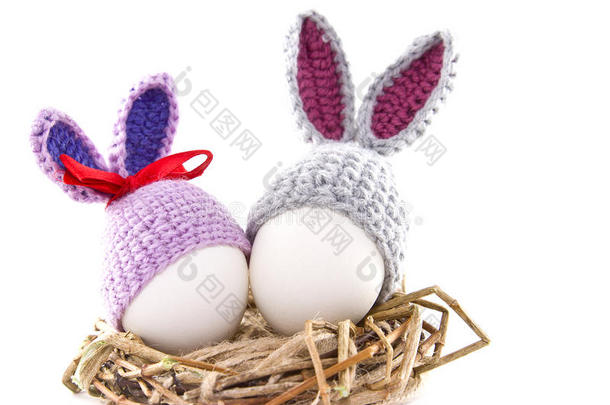 鸟巢里的复活节彩蛋。 针织复活节兔子。 复活节面包里的鸡蛋