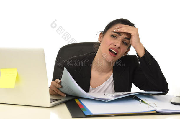 穿着西装的有魅力的女人在办公室的电脑桌上工作很累很无聊，看上去很难<strong>过</strong>