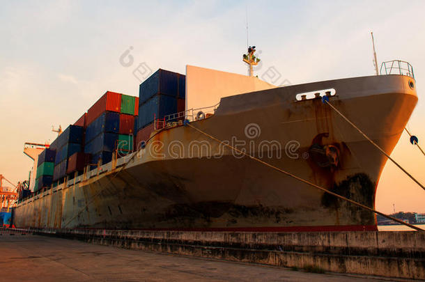 集装箱船的<strong>进出口</strong>和商业物流，
