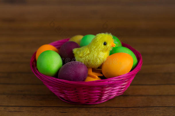 复活节鸡蛋和篮子里的小鸡肉