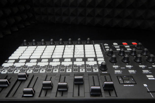 黑色背景模拟模块化合成器上的电子乐器或音频混合器或声音均衡器